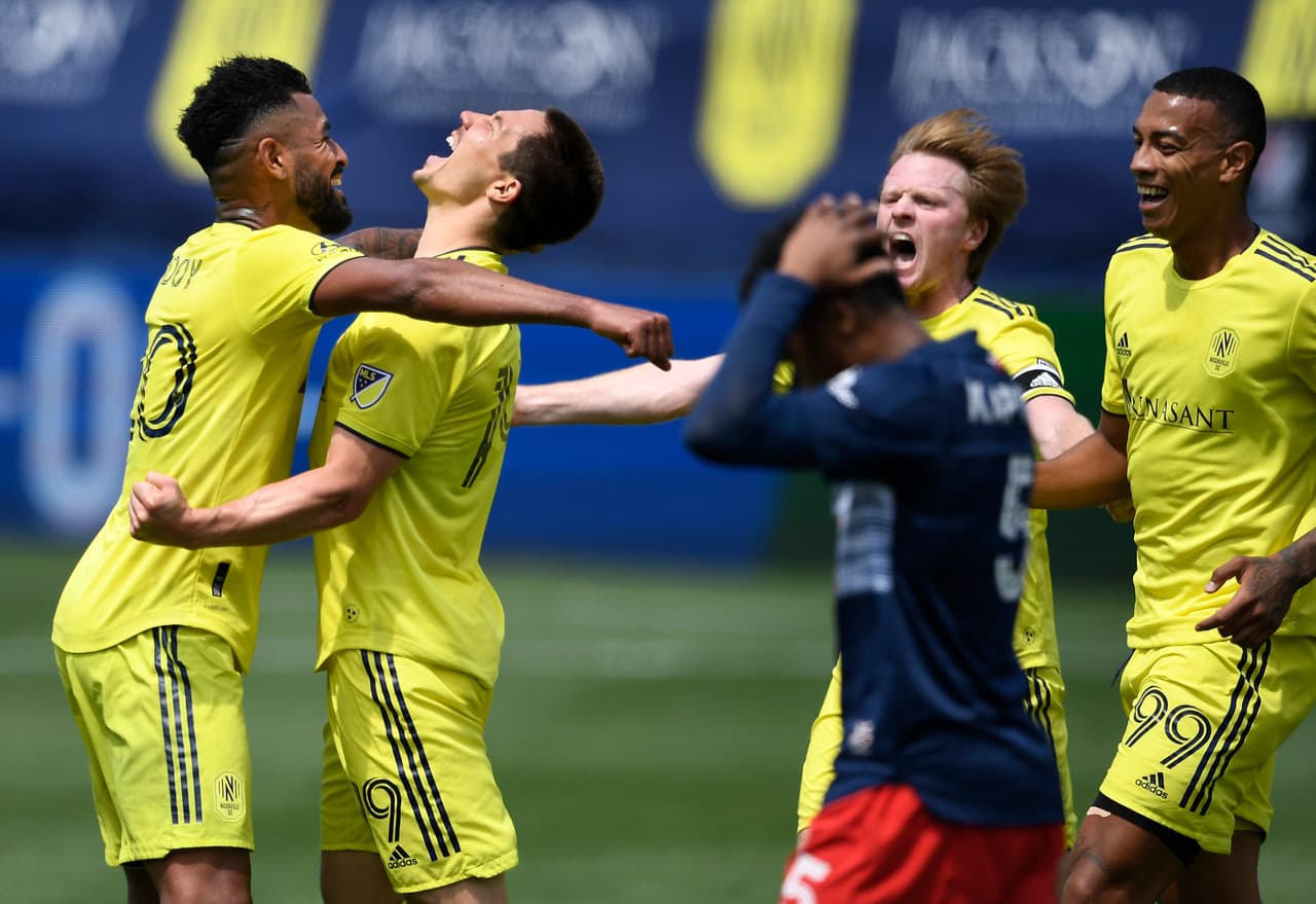 Alex Muyl celebra uno de los goles del equipo de Tennessee.