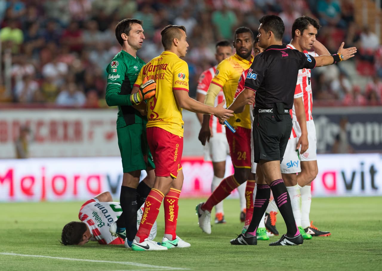 Las faltas y los cortes de juego fueron la constante durante el segundo tiempo.