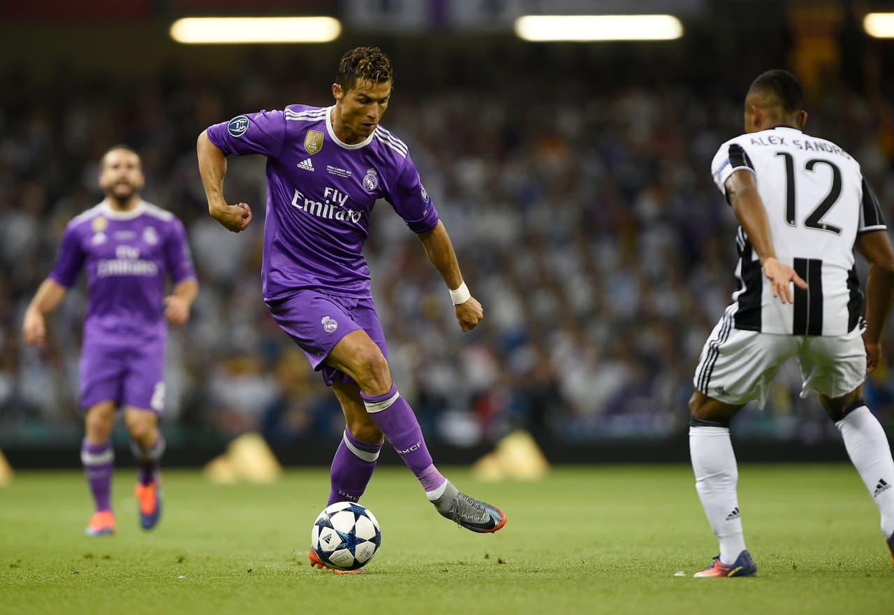 Las acciones del partido las comenzó dominando el equipo italiano, mientras que el español tenía en algunos chispazos de Cristiano Ronaldo ciertos acercamientos.