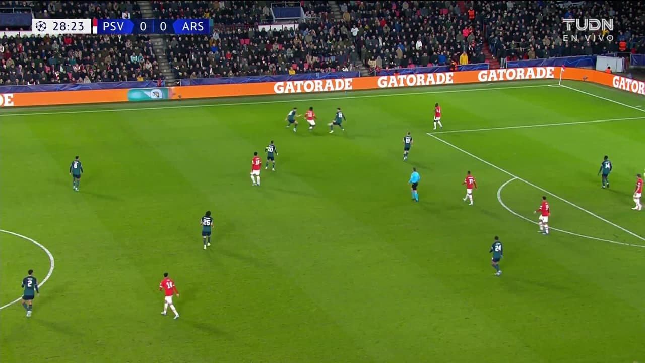 ¡CERCA! Mohamed Elneny disparó que se estrella en el poste.