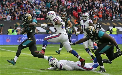Smith registró una marca en el equipo de nueve tackleadas, incluyendo dos para pérdida de yardas, tres pases defendidos y una intercepción que regresó para touchdown en el juego que los Jaguars ganaron 34-31 a los Bills en Londres.