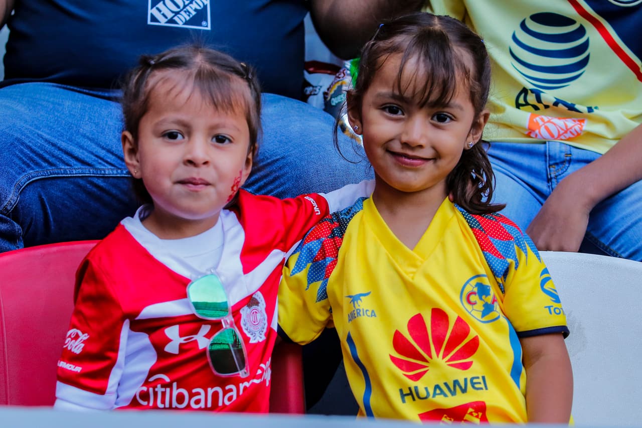 La alegría y el color de los hinchas de Toluca y América se tomaron el estadio Nemesio Diez en medio de la fiesta de la Jornada 15 del Clausura 2019 en la Liga MX, en medio de la celebración del Mes del Niño.