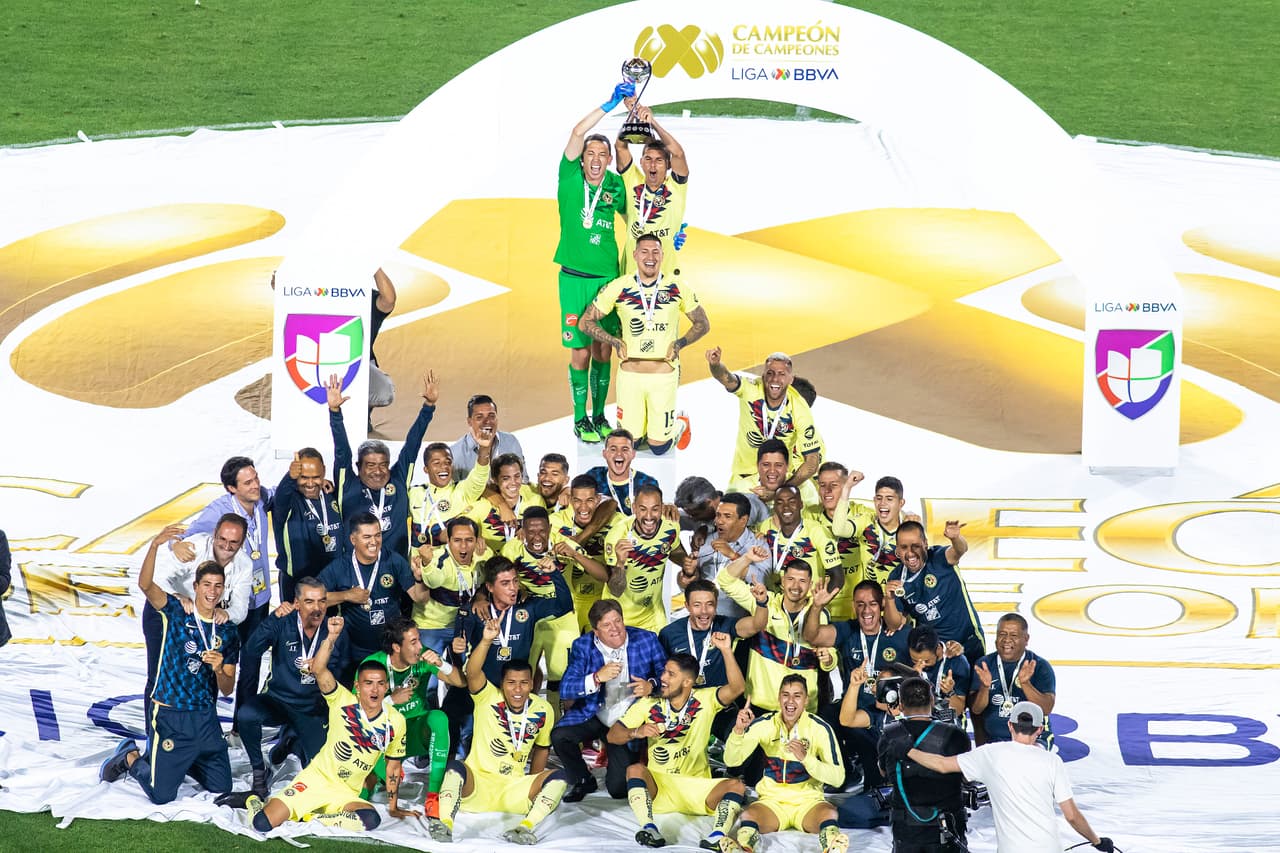 Así fueron los festejos del América luego de su angustiosa pero merecida victoria en penaltis para definir al Campeón de Campeones de la Liga MX ante Tigres en Carson, California. Agustín Marchesín fue el héroe americanista al atajar varios penaltis y anotar el de la victoria para el equipo de Miguel Herrera. Vaya manera de celebrar por parte de los jugadores azulcremas.