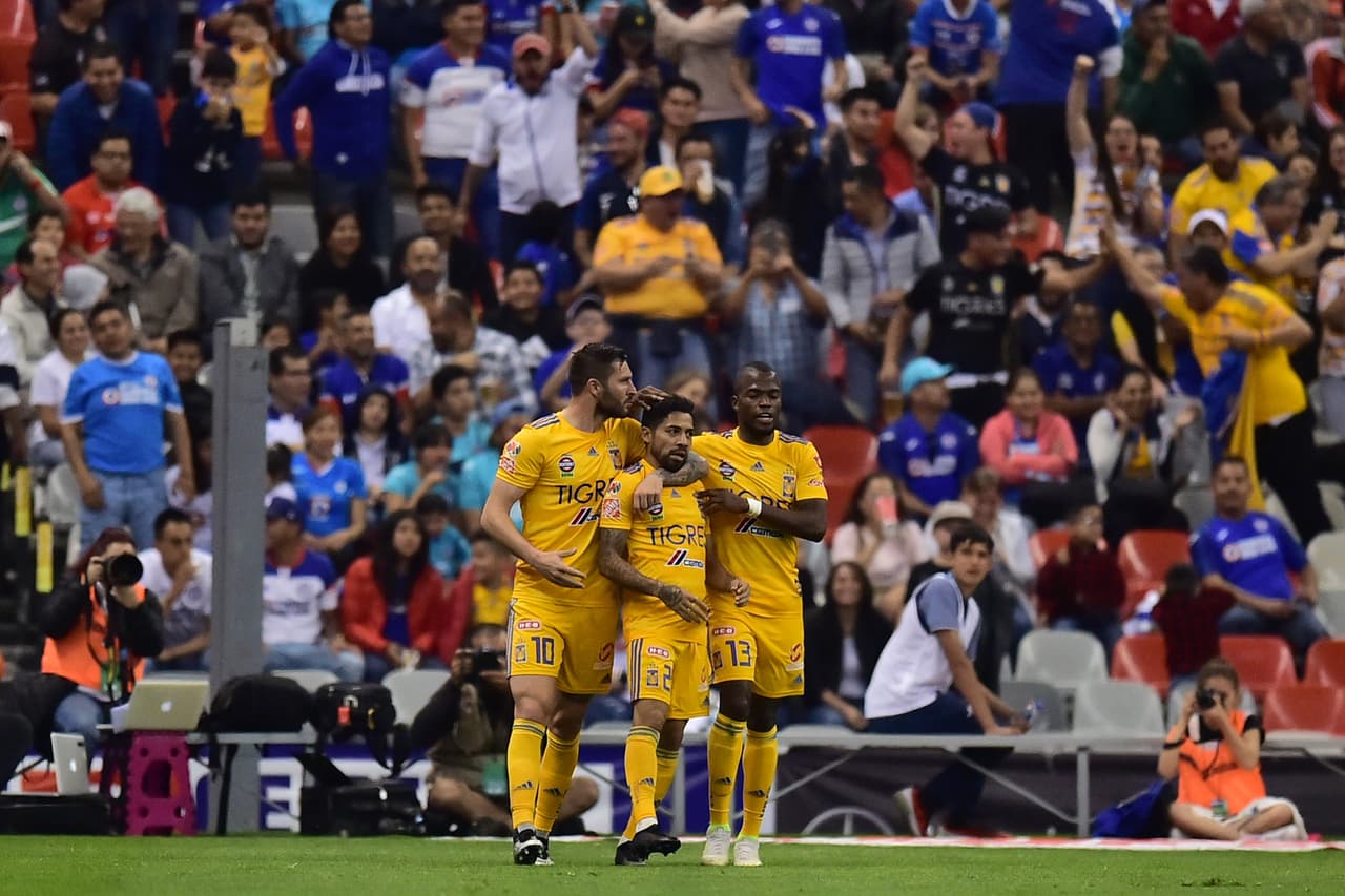 Aquino empató el juego y Gignac corrió de inmediato a festejar con el extremo de Tigres.