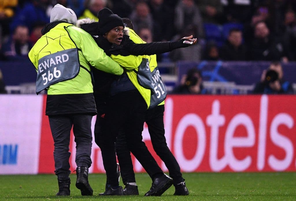 El portugués la invitó a salir y el espontáneo amagó con irse pero de inmediato regresó pidiendo un abrazo y arrodillándose a los pies de Cristiano Ronaldo.