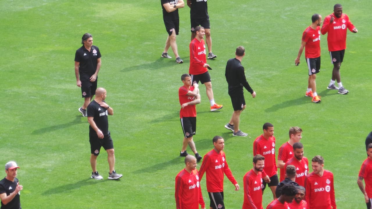 Después del 2-1 en el BMO Field, Toronto F.C. llegó hace unos días a suelo tapatío para preparar el juego de vuelta de la final de la Concacaf Liga de Campeones. Este martes, los dirigidos por Greg Vanney –pero comandados en el campo por Sebastian Giovinco y Michael Bradley– reconocieron el campo del estadio Akron.