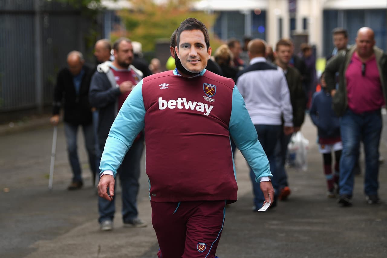 Como este, que llegó con máscara de Frank Lampard para apoyar a los 'Hammers'.