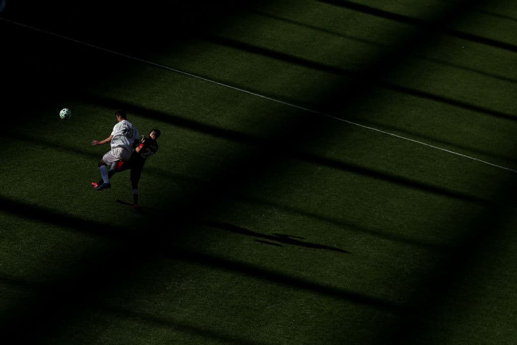 Dylan Nealis y Joseph Mora luchan por el esférico, mientra cae la tarde.