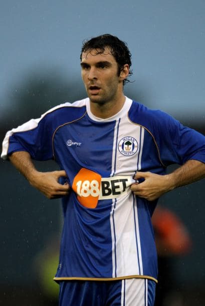 Pero es hasta este torneo que se logró el objetivo de tener a un elemento que ya ha estado en la Selección Argentina. Inició en el 2003 con Boca Juniors, en 2005-2006 pasó al Málaga B de España, regresó al club xeneize de 2006-2008, Estudiantes de La Plata en 2008-2010, fue al Wigan de Inglaterra en 2010, Genoa de Italia en 2011; volvió con los “pincharratas” para la 2011-2012, y luego retornó con Wigan.