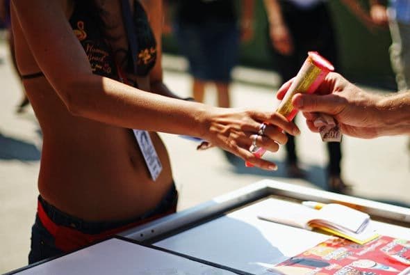 La crema protectora del sol fue uno de los productos más socorridos antes de la carrera.