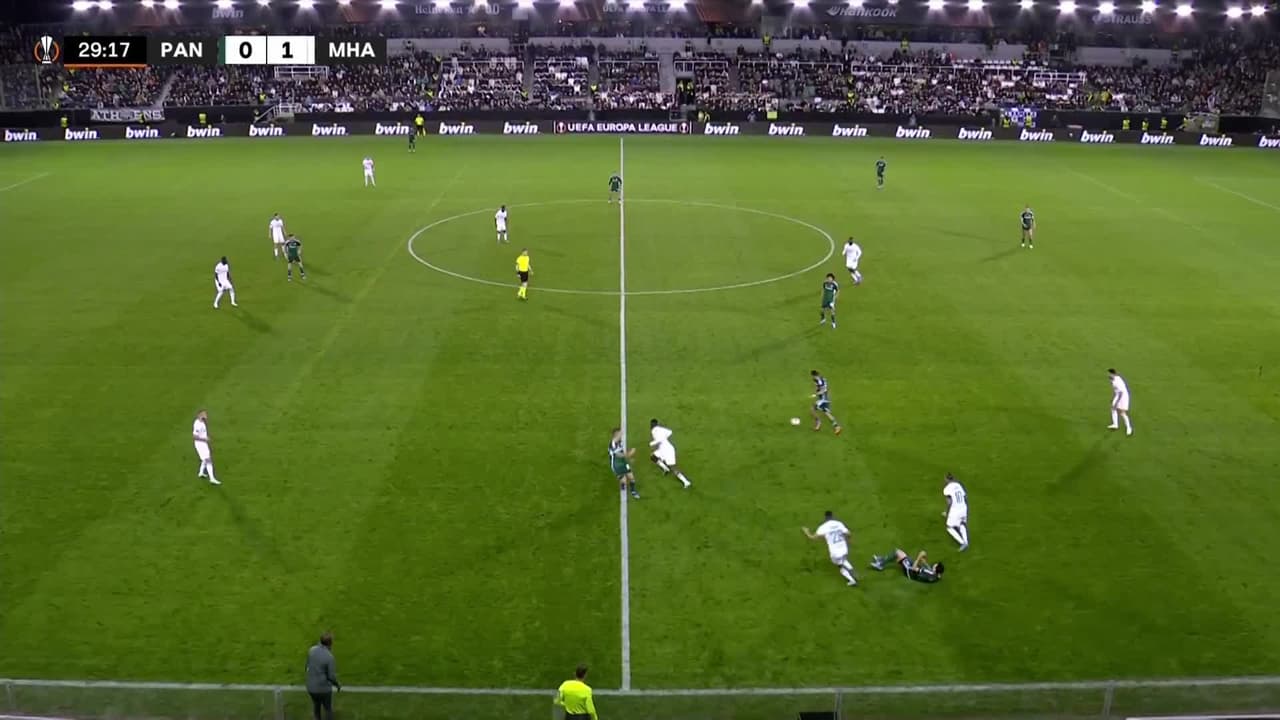 ¡TIRO ATAJADO! disparo por Fotis Ioannidis.