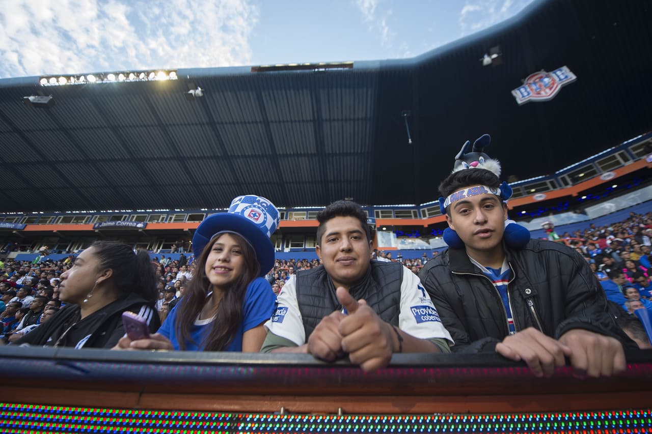 La afición mostró un buen comportamiento y se apreciabam ilusionados por este, uno de los encuentros más atractivos de la J11 en la Liga MX.