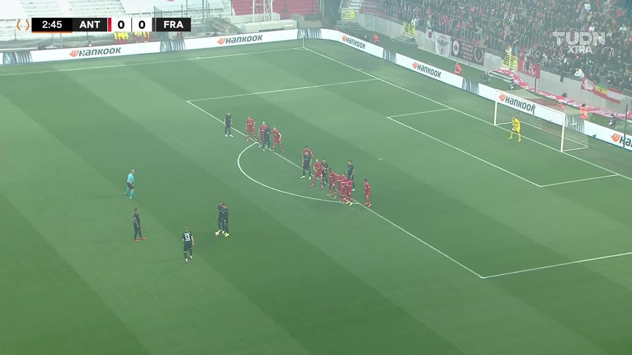 ¡TIRO ATAJADO! disparo por Martin Hinteregger.