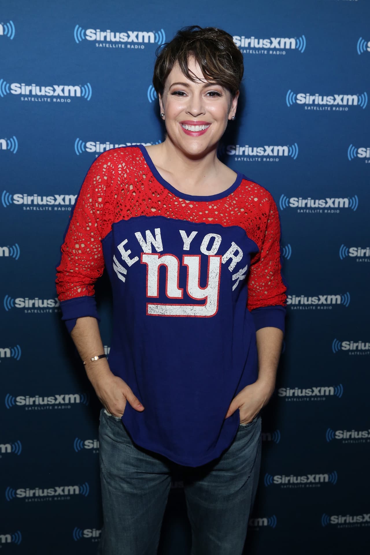 Además de hacerse una carrera en la televisión estadounidense, la hermosa Alyssa Milano tiene una larga historia como seguidora del béisbol e incluso ha tenido romances con deportistas.