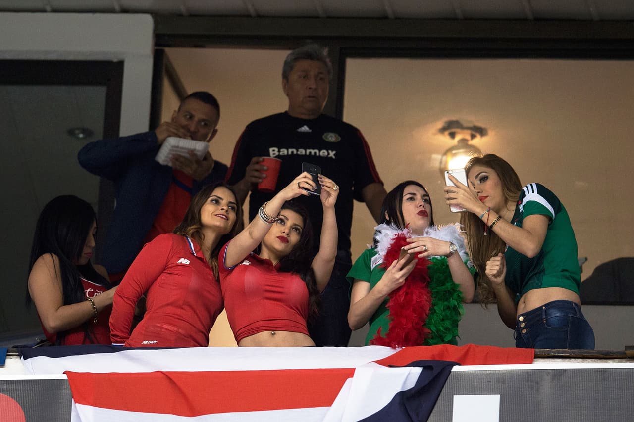 Aficionadas de México y Costa Rica conviven durante el encuentro.