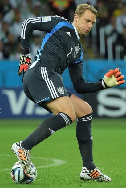 Tiene un excelente manejo de pelota con los pies que sorprende por tratarse de un guardameta. Durante el Mundial de Brasil fueron reiterados los comentarios que señalaban que era prácticamente un libero en Alemania, pues siempre estaba un paso adelante en relación a los delanteros rivales.