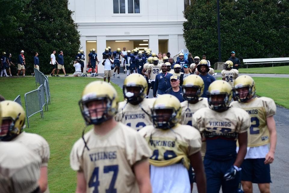 Diversión, aprendizaje, emoción, conviviencia y retroalimentación, los ingredientes principales de la inusual práctica de los Panthers con chicos de preparatoria de Carolina del Sur. Checa las mejores imágenes.