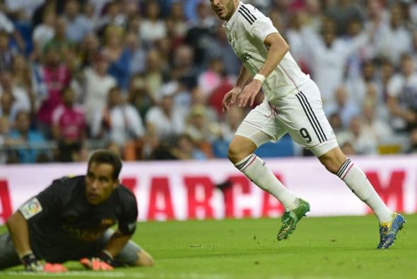 Nada pudo hacer Claudio Bravo, que vio como el tercer gol entraba en su portería.