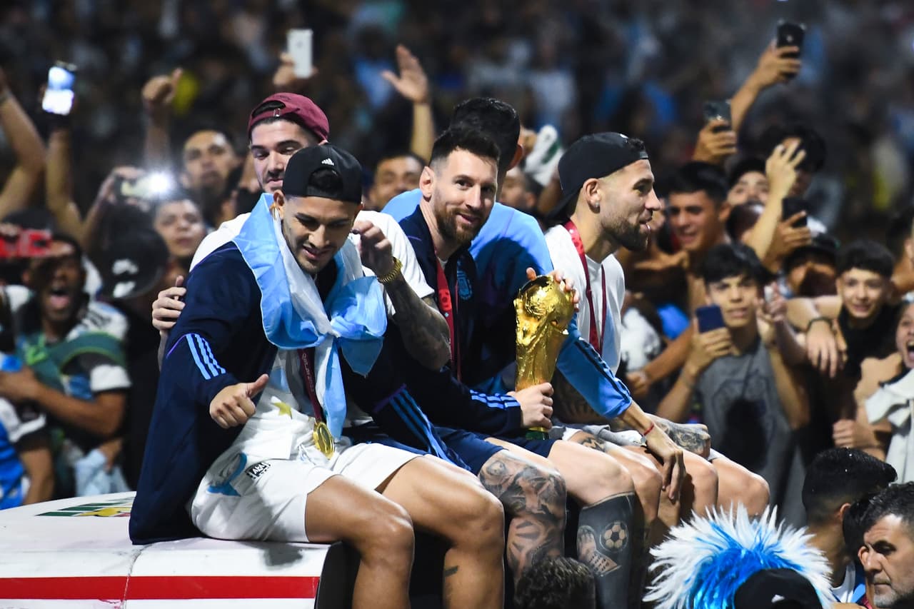 Festejos de la selección argentina en Buenos Aires tras ganar el Mundial Qatar 2022.