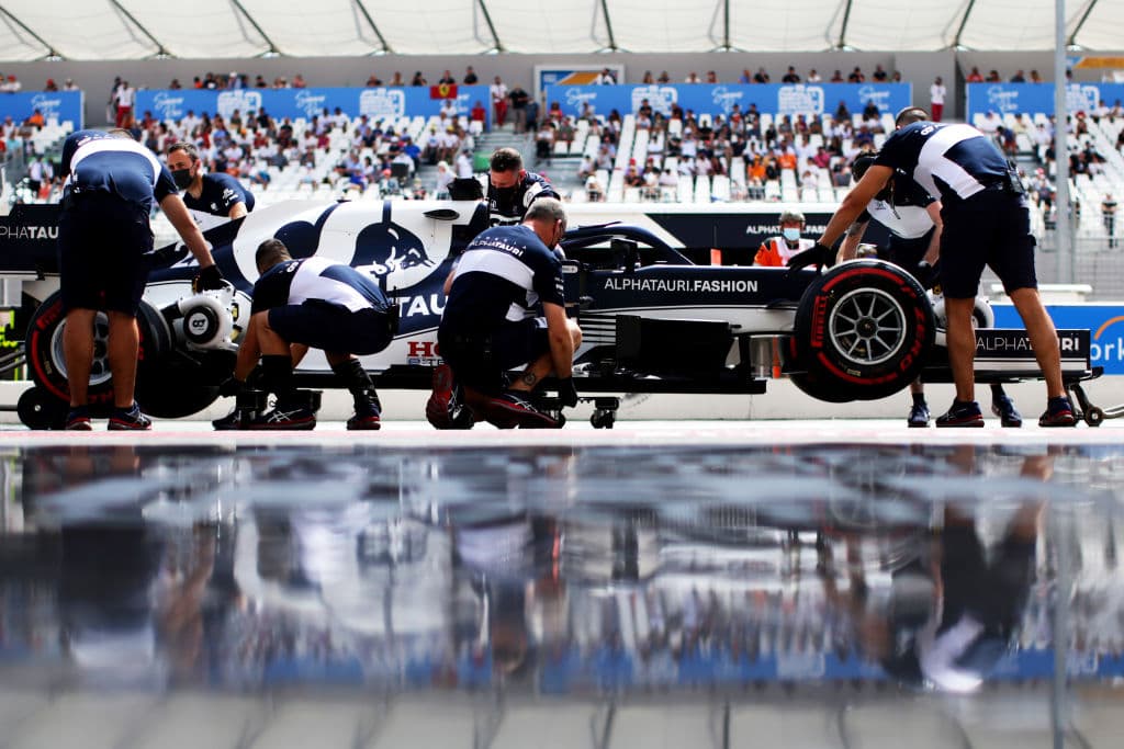 Los tres pilotos más rápidos de las segundas prácticas libres del Gran Premio de Francia fueron Max Verstappen (1:32.872), Valtieri Bottas (1:32.880) y Lewis Hamilton (1:33.125)