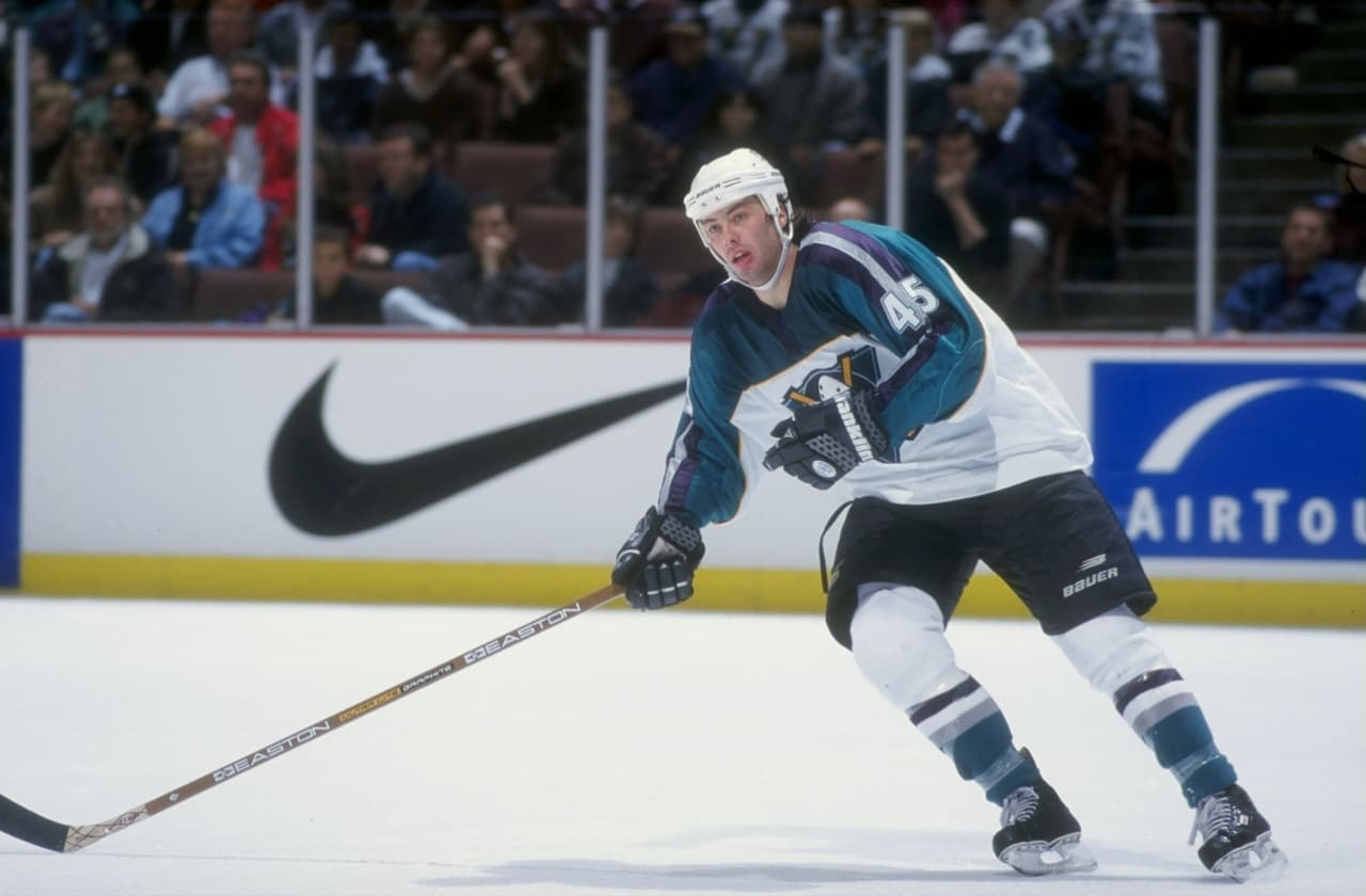 <b>Matt Cullen</b>. El centro nacido en Minnesota debutó en la NHL con los Anaheim Mighty Ducks en 1997 y se quedó en ese equipo hasta 2003, cuando fue canjeado a los Florida Panthers.