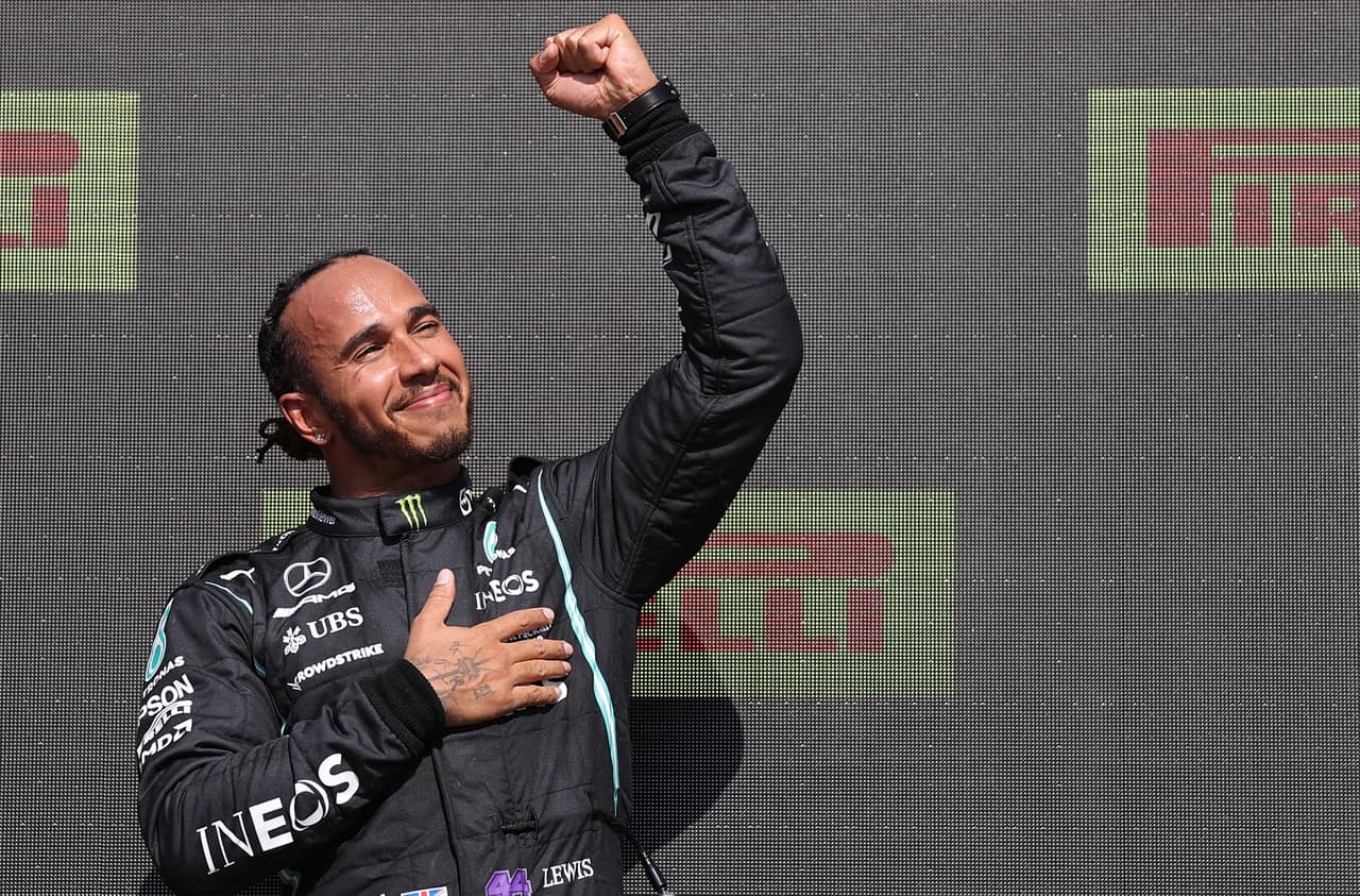 <b>Puesto 8. Lewis Hamilton (piloto de Fórmula 1)</b>
<br>
<br>Ganancias totales: 82 millones de dólares.
<br>
<br>Ganancias en el deporte: 70 millones de dólares.
<br>
<br>Ganancias en patrocinios: 12 millones de dólares.
<br>
<br>El número de nacionalidades representadas en la lista total de Forbes es de 16. Aparte de Estados Unidos, con 34 atletas entre los primeros 50, el único país que tiene más de un deportista es Francia (Kylian Mbappé y Paul Pogba).
<br>