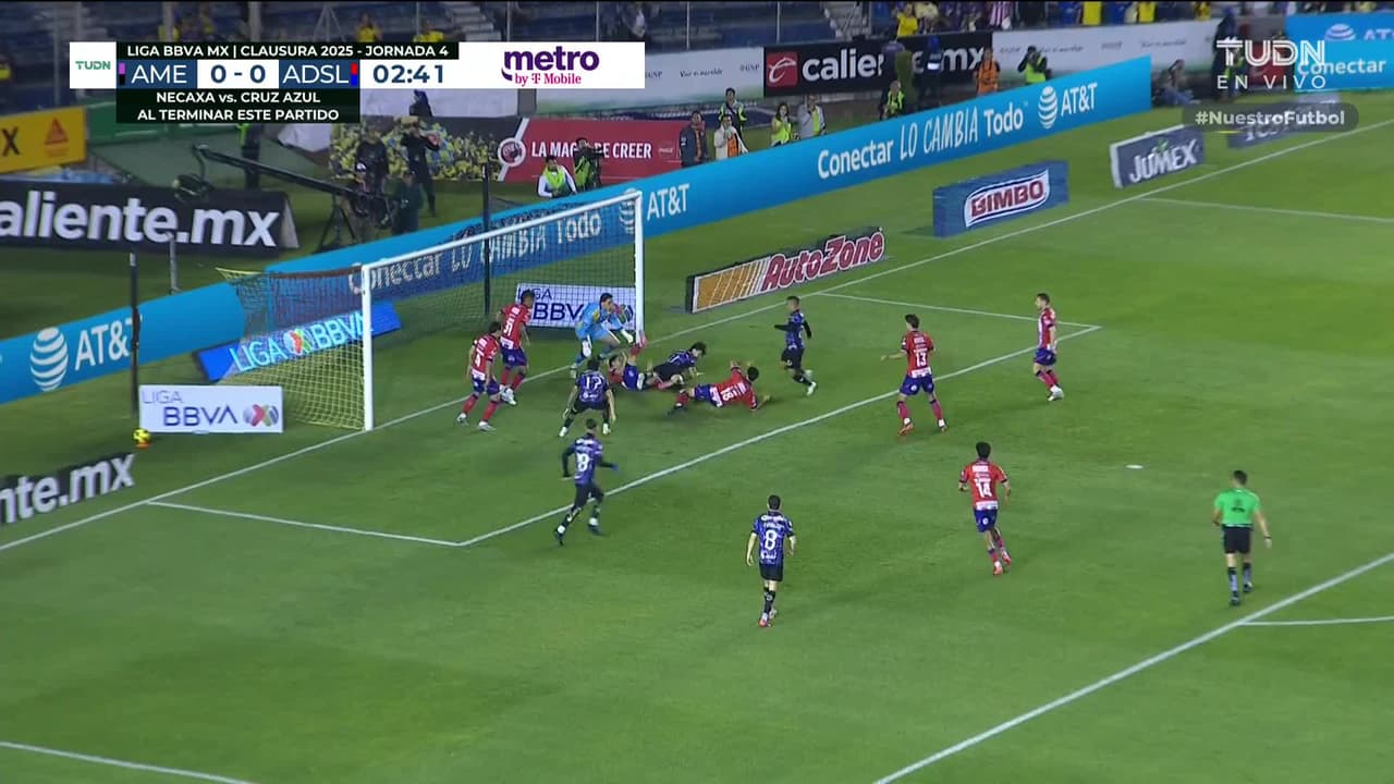 ¡TIRO ATAJADO! disparo por Álex Zendejas.