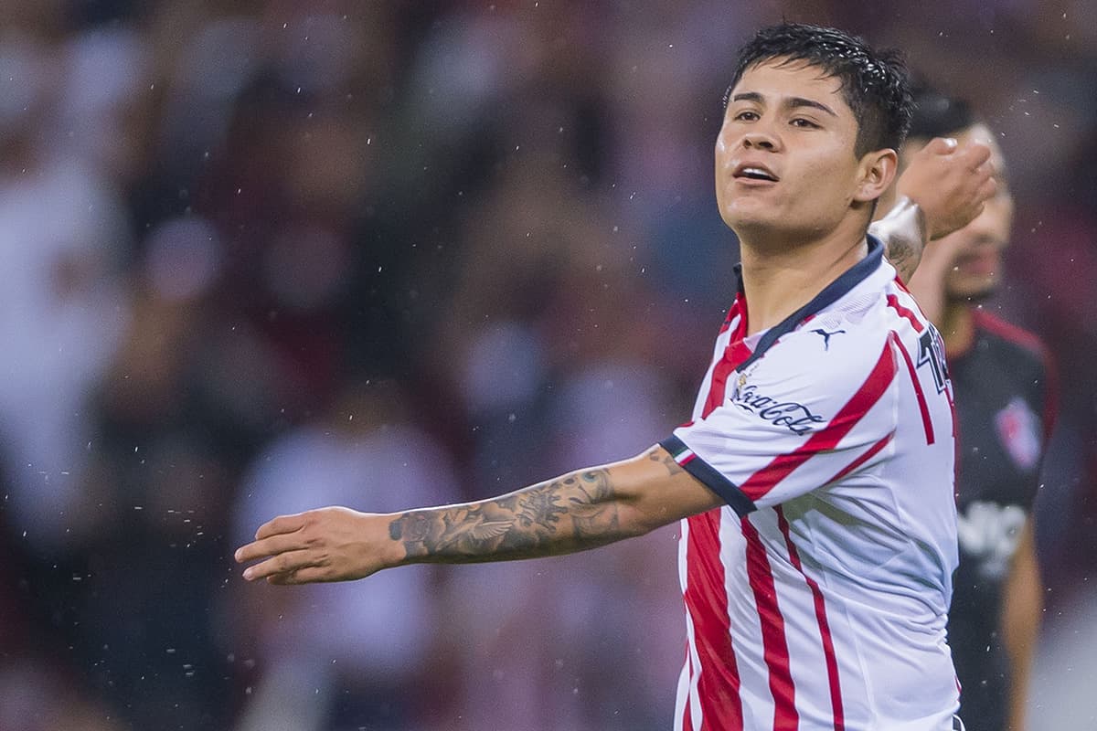 El delantero juvenil Javier 'La Chofis' López fue quien más buscó el gol para Chivas en el primer tiempo.
