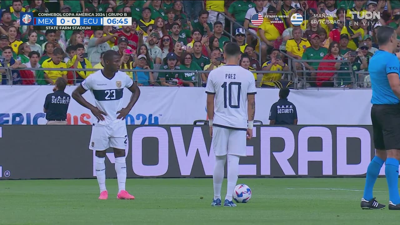 ¡Sin problema! Caicedo en el intento de tiro libre a la barrera