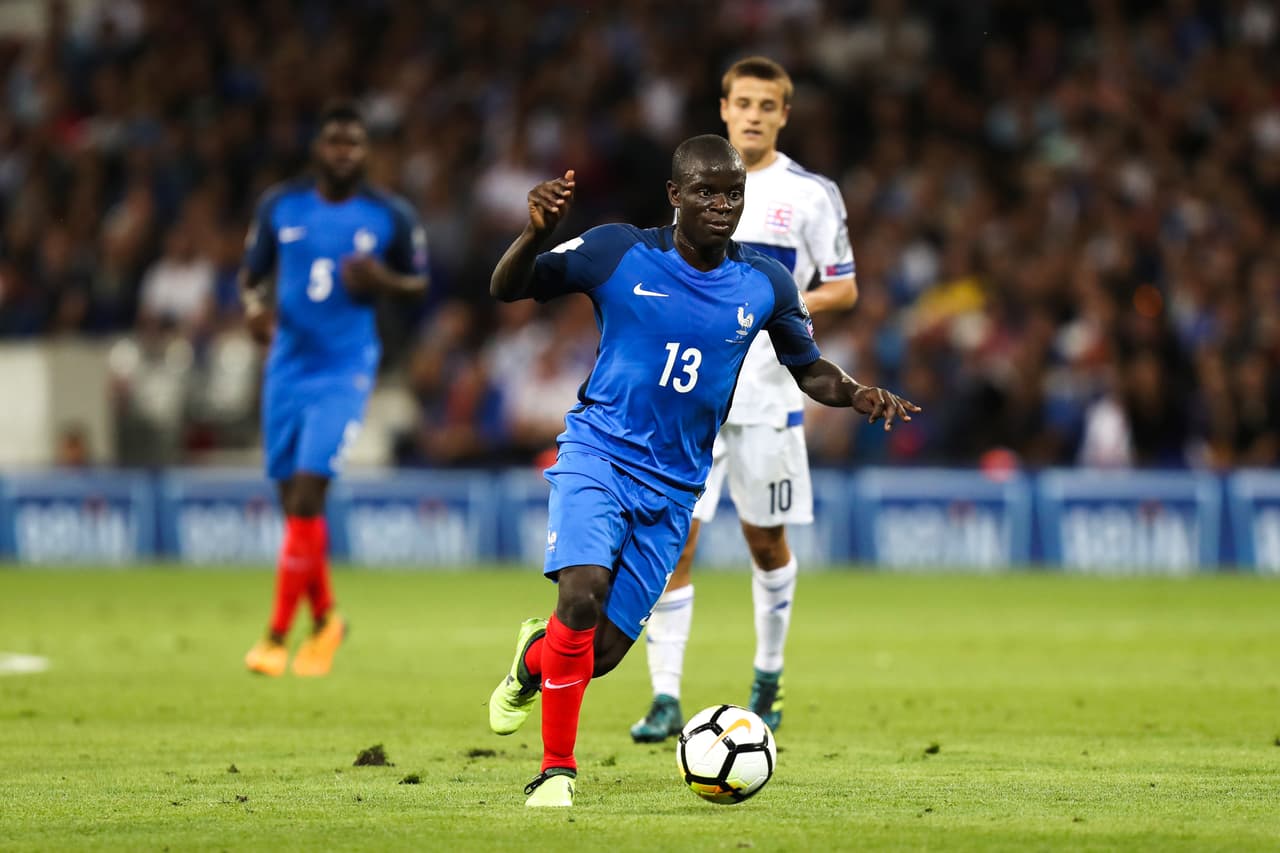 El pequeño motor francés Ngolo Kanté buscó movilizar balones con rapidez como hace en el Chelsea.