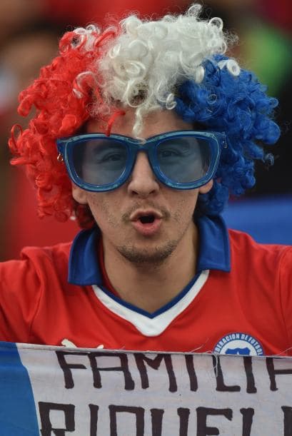 Chile y Perú jugaron un partido lleno de emociones que claisificó a los chilenos a la final, pero en las gradas se jugó otro partido muy intenso, ¿quién crees que lo ganó?