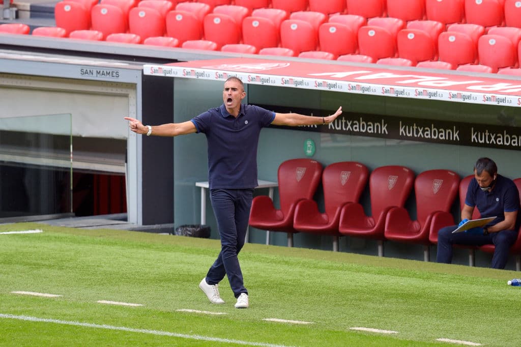 Gaizka Garitano le pide calma y mucha cabeza a sus jugadores para ejecutar la ofensiva.