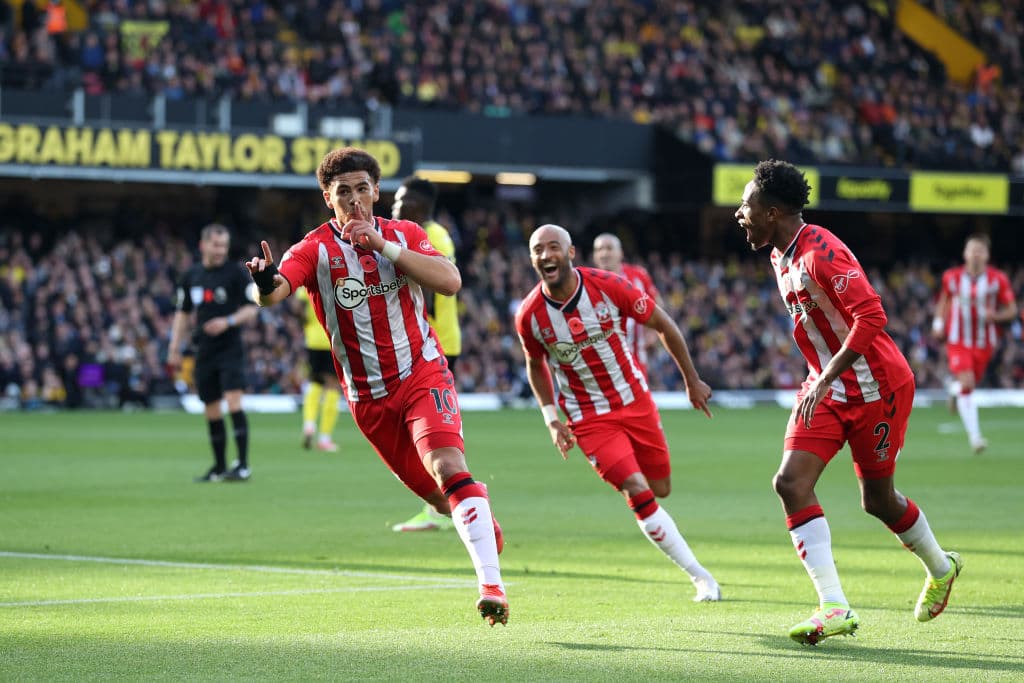 Arsenal soprendes al Leicester en su casa y les pegan 0-2, Burnley vence 3-1 al recien ascendido Brentford, Liverpool tropieza y empatan 2-2 en casa frente al Brighton, Manchester City también tropieza y caen 0-2 frente al Crystal Palace, Reece James comanda la victoria 0-3 del Chelsea sobre el Newcastle United y Watford cae por la mínima (0-1) frente al Southampton.