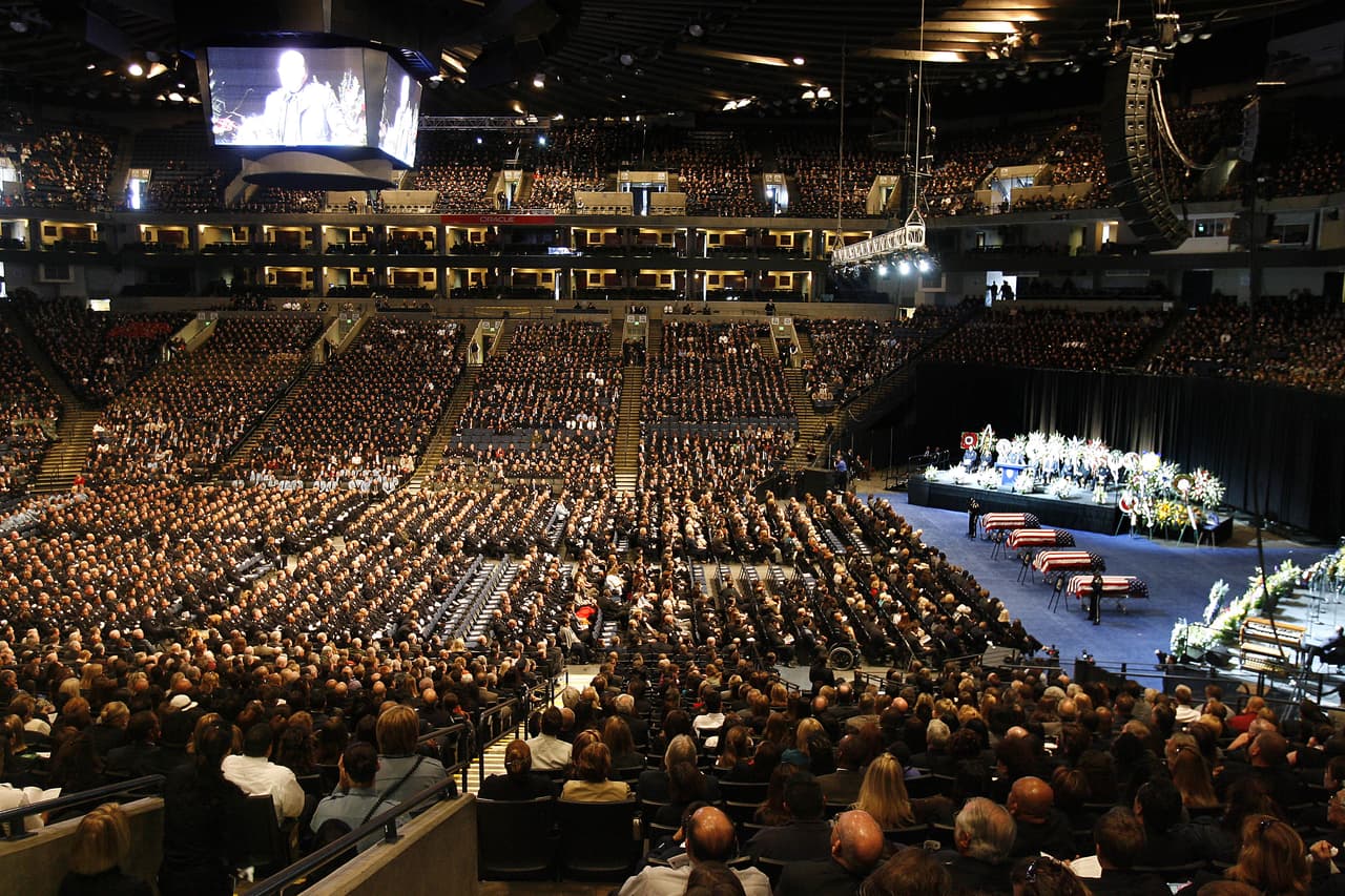 Pero el 27 de mayo de 2009 Oracle Arena vivió quizás su momento más duro, más solemne. cuatro oficiales de policía fueron baleados en el cumplimiento de su deber. Los ataúdes de Mark Dunakin, John Hege, Ervin Romans y Daniel Sakai, estaban en el estrado mientras se hacía un funeral masivo para honrar su vida y recordarlos. De esas veces que Oracle Arena fue más que un recinto deportivo.