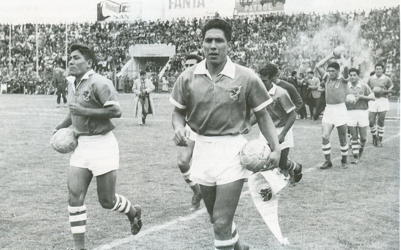 Pero la gran sorpresa llegó el 28 de Marzo de 1963, cuando Bolivia le ganó 3x2 a la selección argentina en el estadio Hernando Siles de La Paz, en la Copa celebrada en Bolivia. Hay que destacar que Argentina participó sin sus mejores jugadores debido a estar en desacuerdo con la elección de La Paz como una de las dos sedes del torneo.
