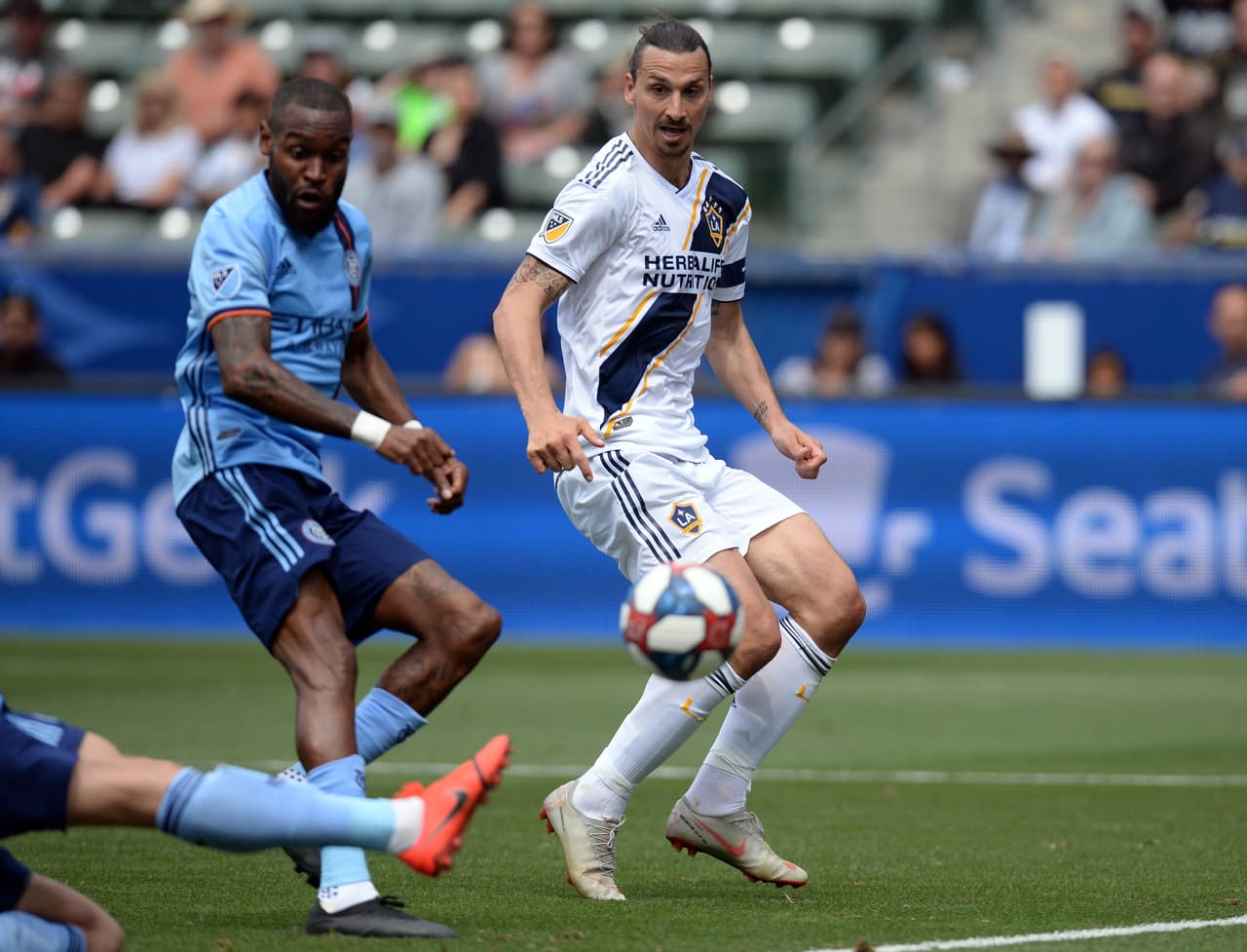 Zlatan Ibrahimovic (izquierda) buscó sin éxito las opciones para el empate de LA Galaxy en el segundo tiempo.