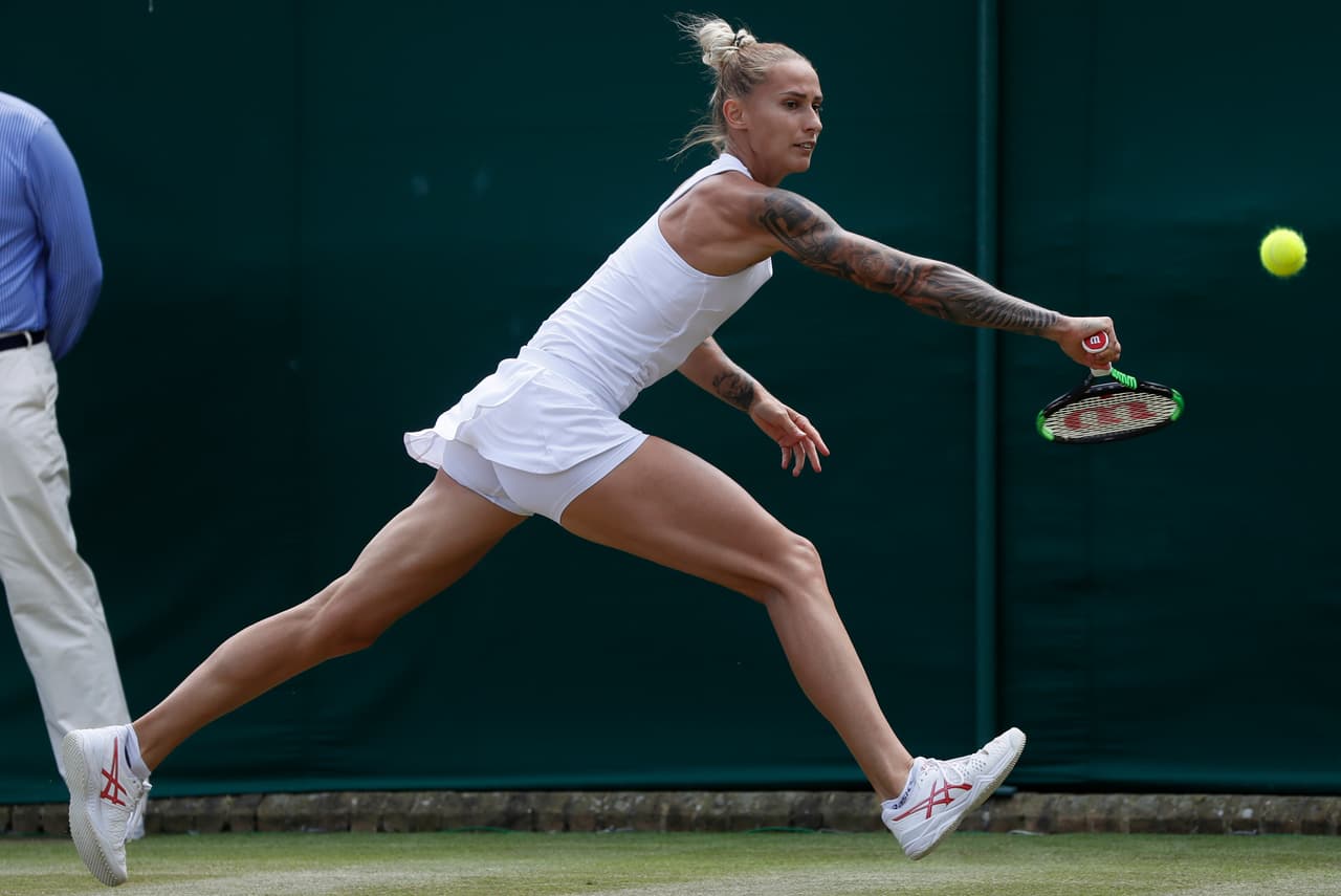 La claridad del juego de la eslovaca combina con la de las imagenes que se ven en sus brazos, con trazos de color negro.