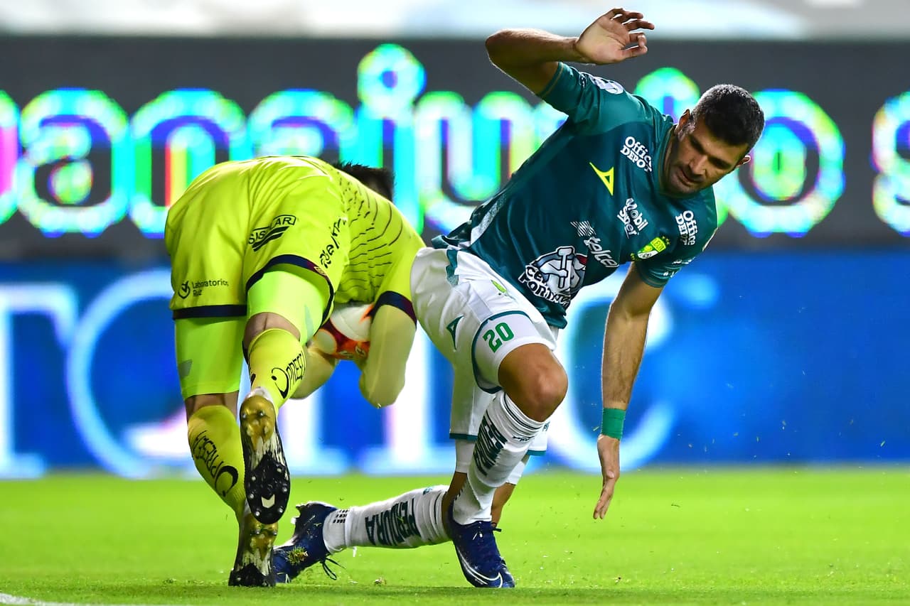 Las anotaciones de Santiago Ormeño al 85' y Daniel Álvarez al 90+5', Puebla consigue una increíble remontada y vence al León 1-2. La franja lleva cuatro partidos sin ver la derrota, de los cuáles tres han sido victorias. León se queda en la posición número 15 del torneo con 7 puntos.