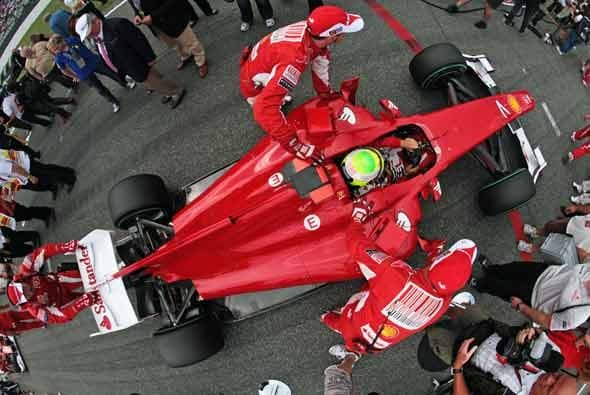 El trabajo de los mecánicos de la Ferrari en los 'pits' fue fundamental para la victoria de Alonso.