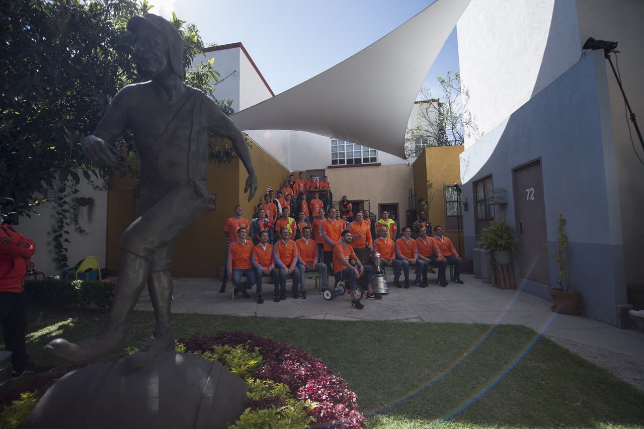 Estas son imágenes detrás de las cámaras en el evento de la foto oficial del Club America en las instalaciones de Grupo Chespirito en Ciudad de Mexico.