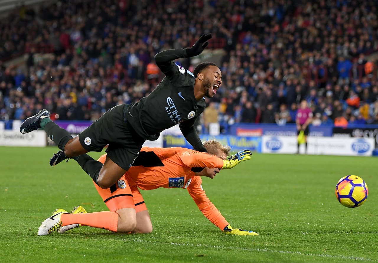 Ya en el segundo tiempo, apenas comenzando, Sterling cayó en el área y el juez central señaló penal a favor de los Citizens.