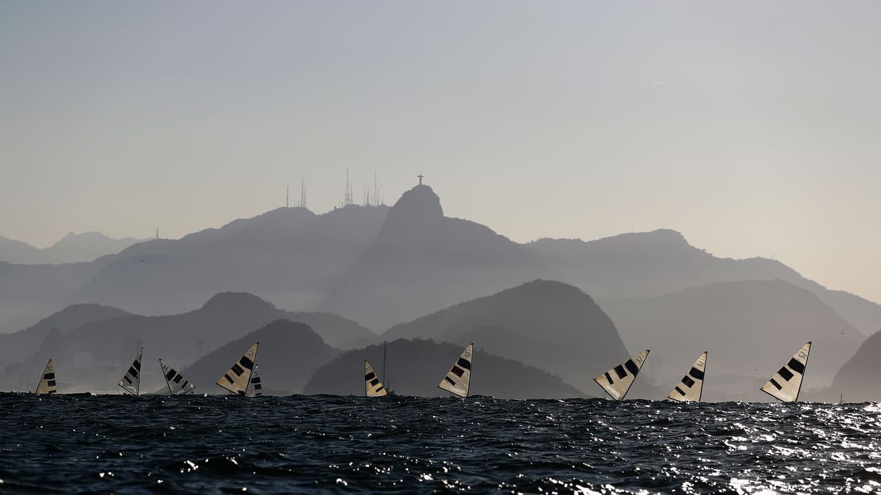 La competencia de vela desde la Marina de Gloria, frente al cristo del Corcovado en Río de Janeiro.