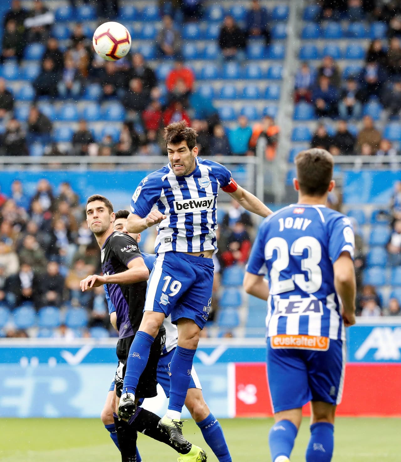 El Alavés buscaba recomponer el camino en casa luego de sufrir dos derrotas consecutivas que lo bajaron de puestos de clasificación a competencias europeas.