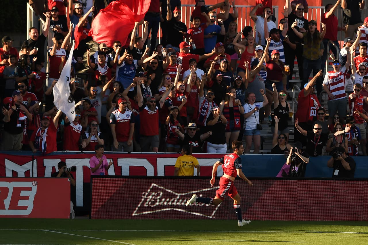 Aquí estaba el festejo de Ryan Hollingshead enloqueciendo al público en Toyota Stadium.