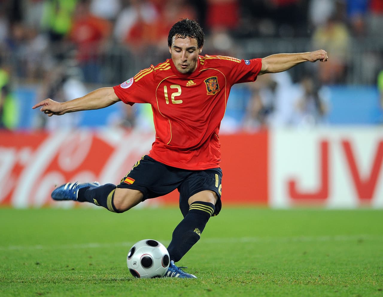 Santi Cazorla. Hace una década era mediocampista del Villarreal. Hoy, luego de pasar por el Recreativo de Huelva, Málaga, Arsenal y una segunda etapa en Castellón, regresa al 'Submarino Amarillo'.