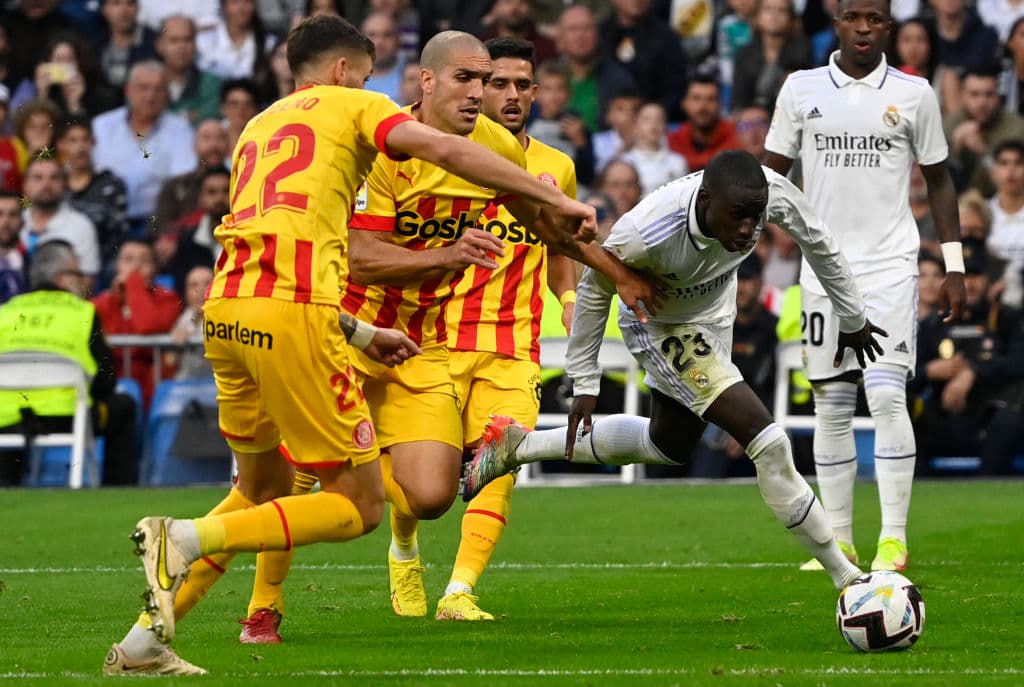 Real Madrid empató 1-1 con el Girona en la Jornada 12, pero mantiene el liderato en LaLiga. El conjunto blanco comanda con 32 unidades, un más que el Barcelona.
