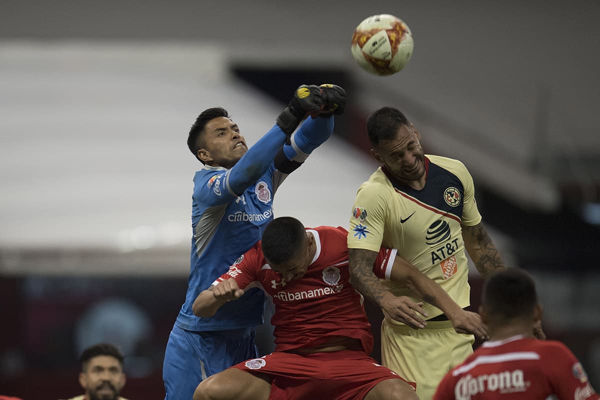 El arquero de Toluca, Alfredo Talavera (izquierda) hizo buenas intervenciones para evitar que anotara el América.