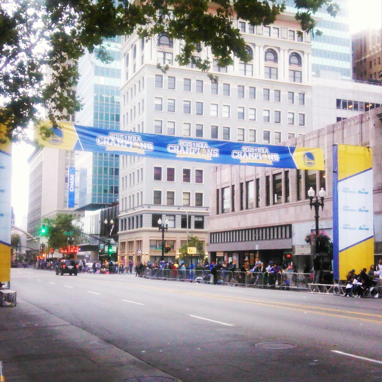 Cientos de aficionados salieron a las calles de Oakland para ver a los campeones de la NBA