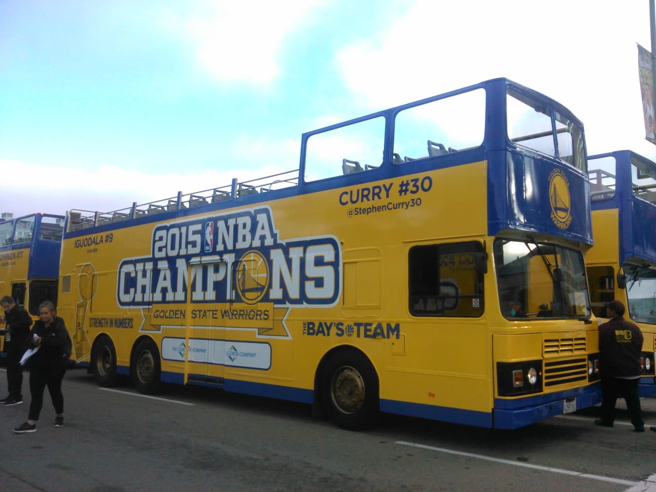 Cientos de aficionados salieron a las calles de Oakland para ver a los campeones de la NBA