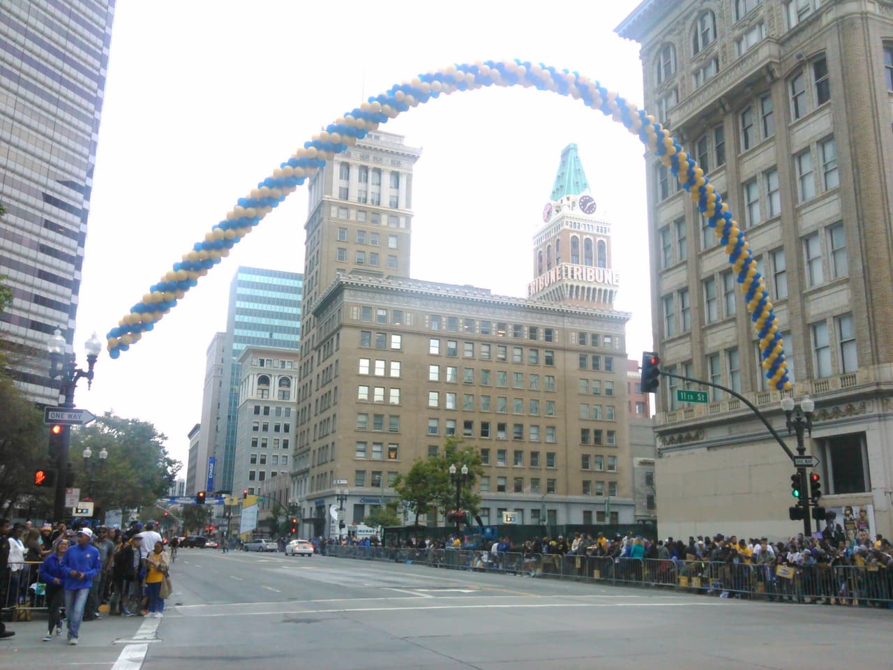 Cientos de aficionados salieron a las calles de Oakland para ver a los campeones de la NBA